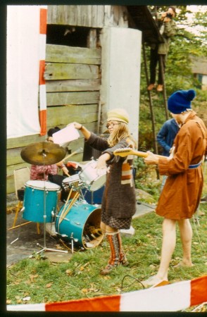 Třanovice 1983 / Slepé střevo, bicí Karel Mikuš, Broňa mává textama, Petr Fiala v modrém kulichu s kytarou