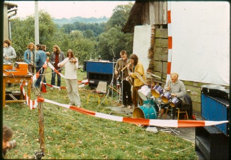 Třanovice 1983 / Sbor hudby ( z ValMezu ) Milovník - ságo / René Zelenka - basa / Váša Koštál - housle /  bicí - Petr Karkul Randula, později klávesák v Třírychlostním Pepíčku. 