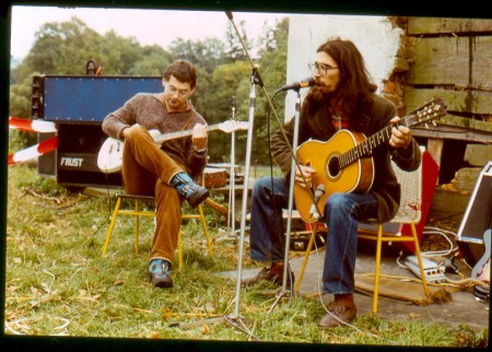 Třanovice 1983 / vlevo: Jirka Dvořák, zřejmě  na svoji vlastnoručně  vyrobenou kytaru